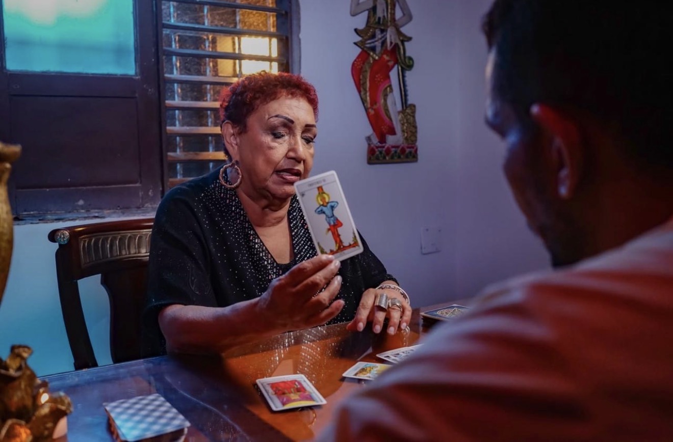 Sofía del Guercio realizando una lectura de tarot